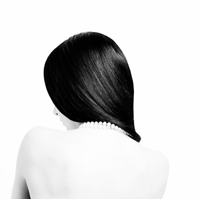 Sou De Sade wearing a pearl necklace.
